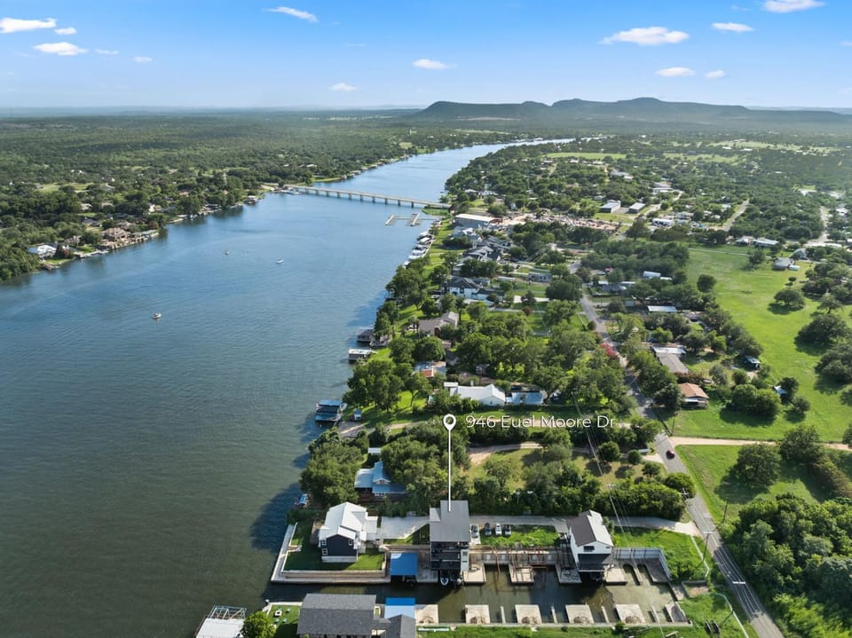 Lake LBJ Waterfront Luxury l 5BR Family Home House in Kingsland