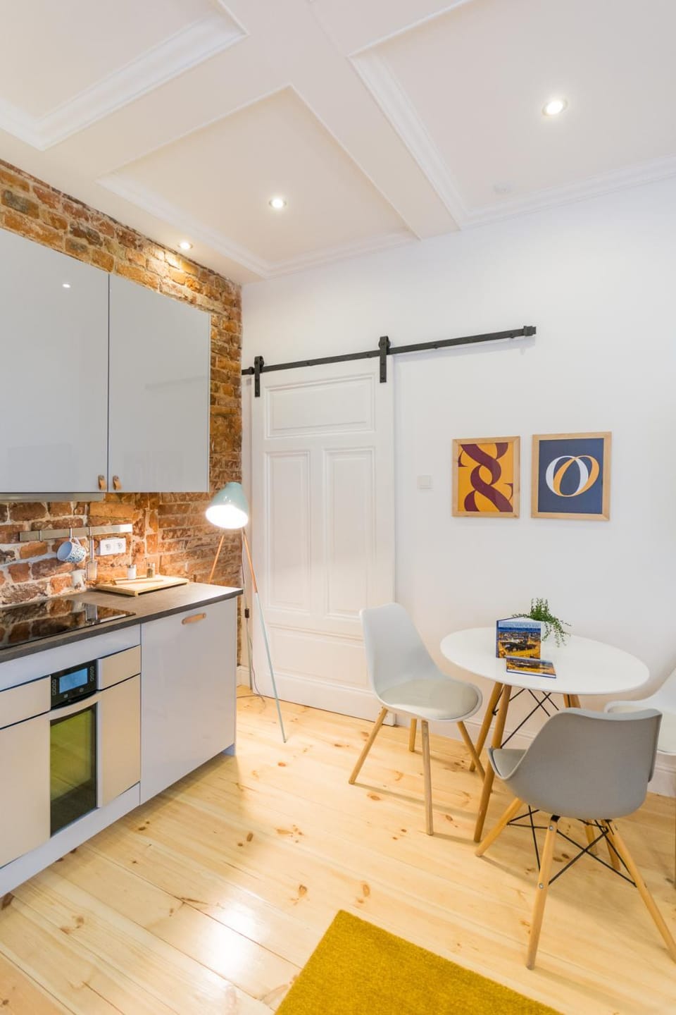 Kitchen or kitchenette, Dining area, stove