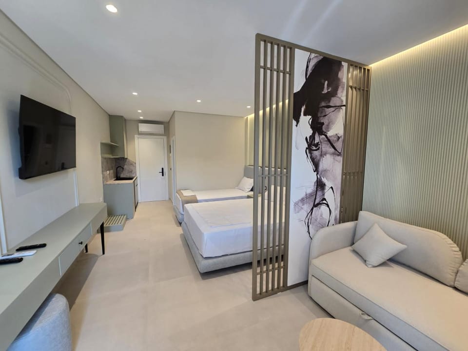 Bed, TV and multimedia, Photo of the whole room, Bedroom