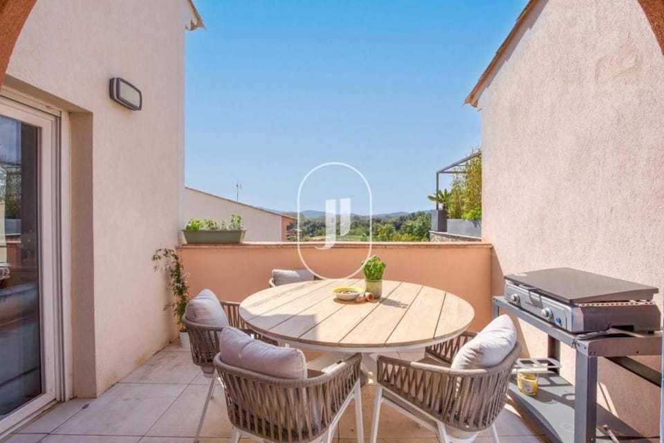 Duplex 3bed 5minute beach Apartment in Grimaud