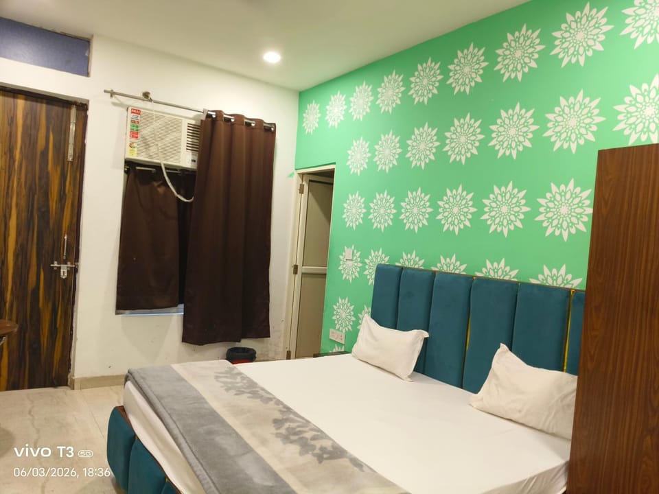 Bed, Photo of the whole room, Bedroom, towels, air conditioner
