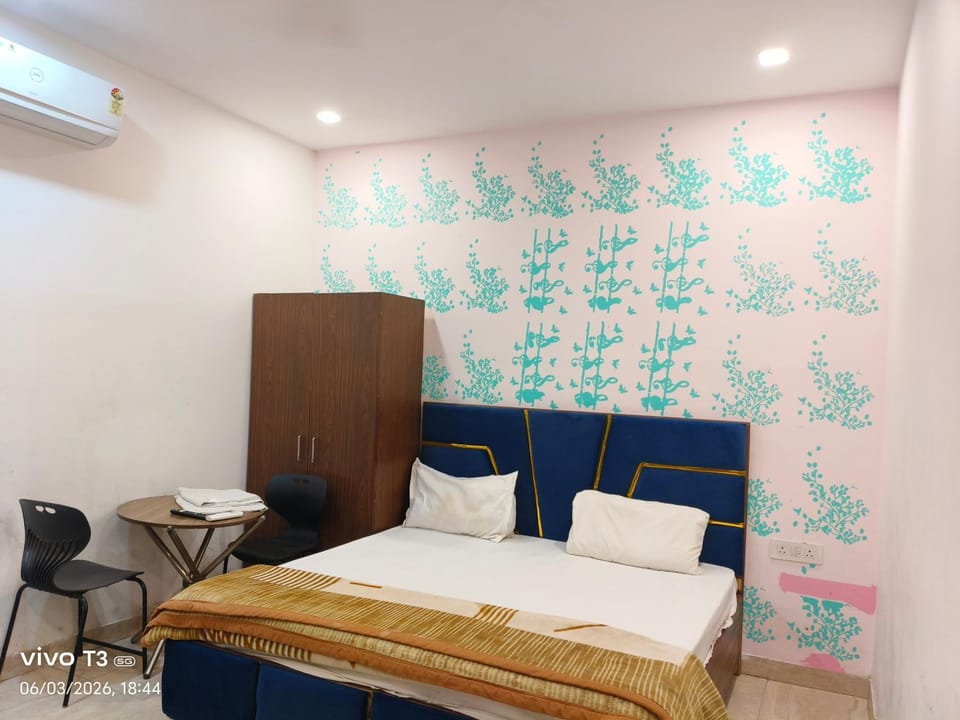Bed, Photo of the whole room, Bedroom, air conditioner