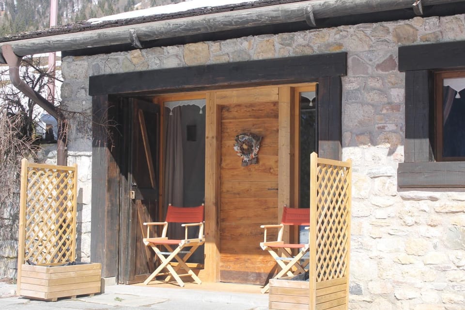 Property building, Patio, Facade/entrance, Garden view, Mountain view, Breakfast