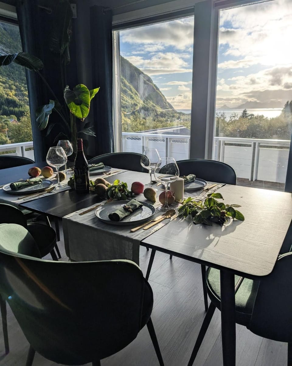 View (from property/room), Dining area, Mountain view, Sea view