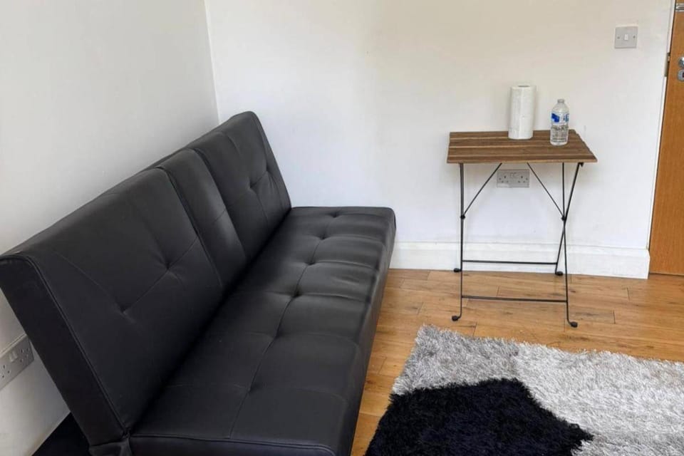 Upper Holloway Studio 1 Min to Station Sleeps 2 Apartment in London Borough of Islington