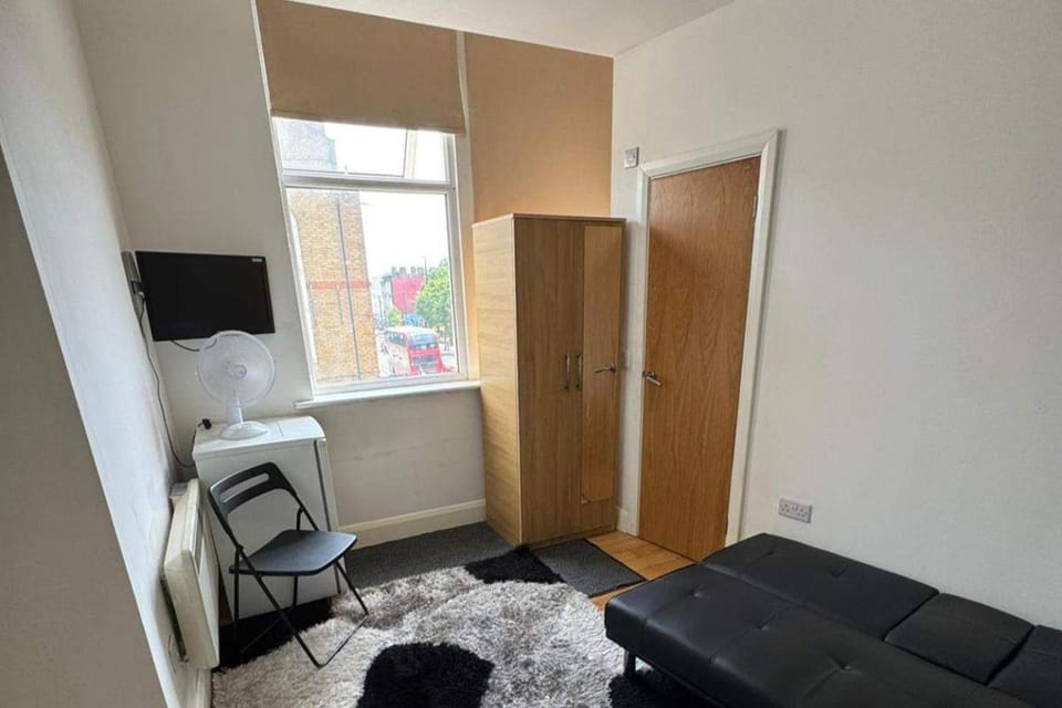 Upper Holloway Studio 1 Min to Station Sleeps 2 Apartment in London Borough of Islington