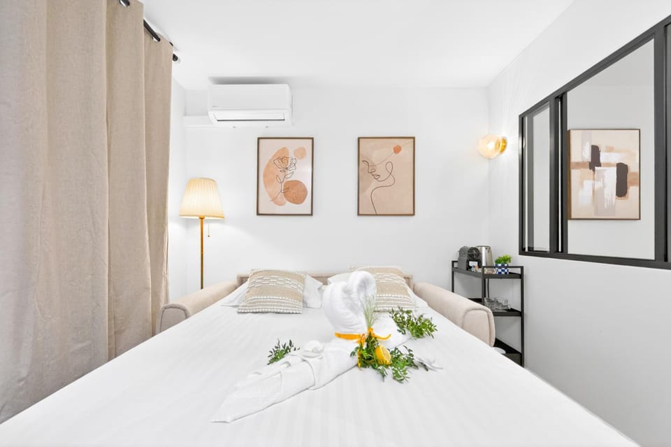 Bed, Photo of the whole room, Bedroom, towels, air conditioner