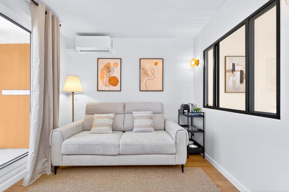 Bed, Living room, Photo of the whole room, Seating area, Bedroom