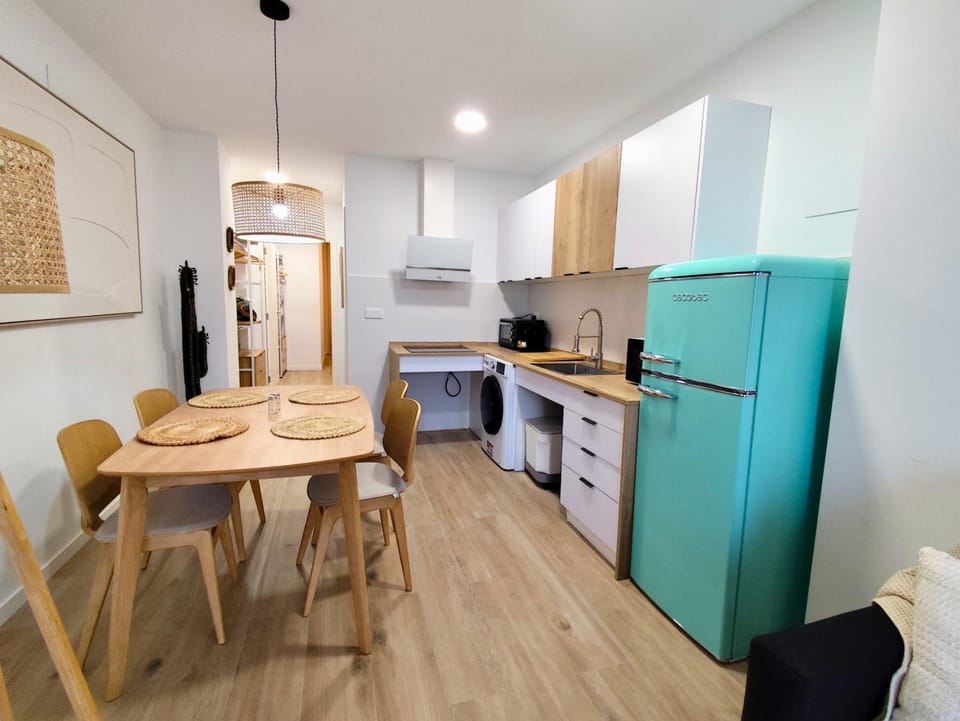 Kitchen or kitchenette, Dining area, stove