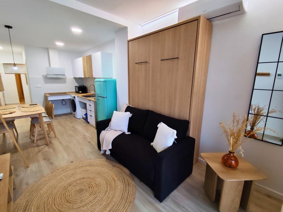 Kitchen or kitchenette, Living room, Seating area, Dining area, stove