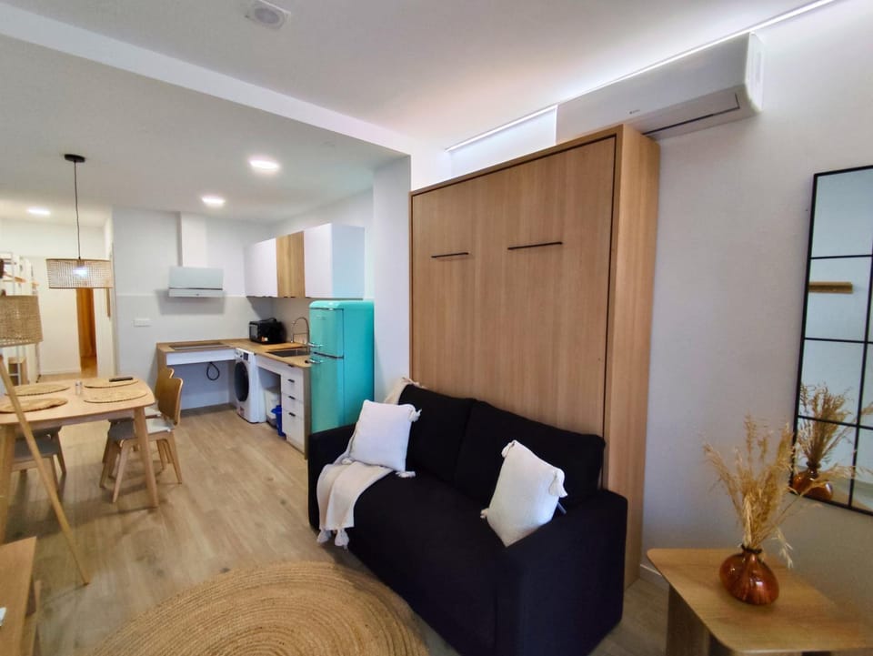 Bed, Kitchen or kitchenette, Living room, Photo of the whole room, Seating area, Dining area, towels