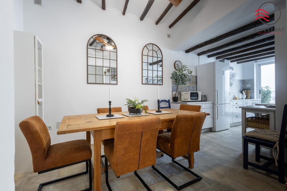 Kitchen or kitchenette, Seating area, Dining area