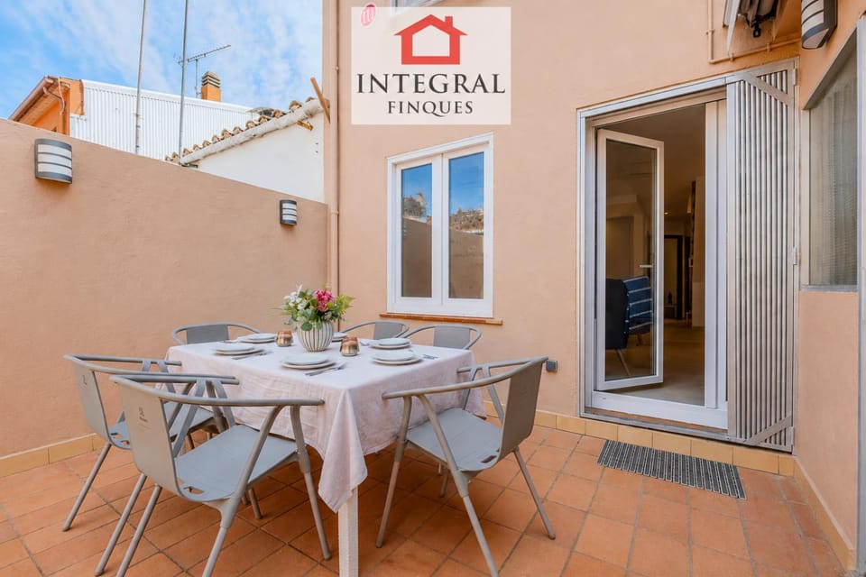 Patio, Day, Balcony/Terrace
