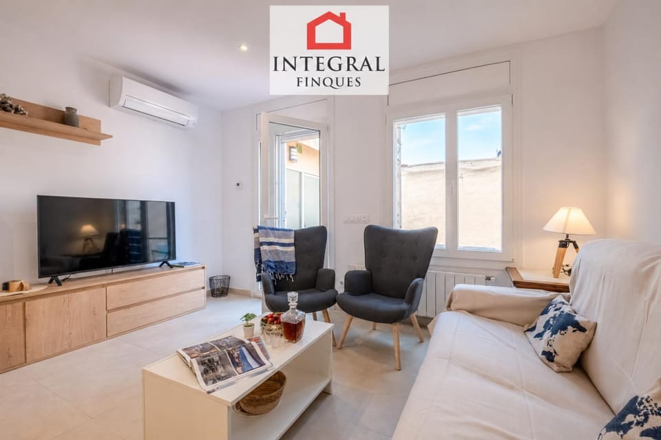 Communal lounge/ TV room, TV and multimedia, Living room, air conditioner