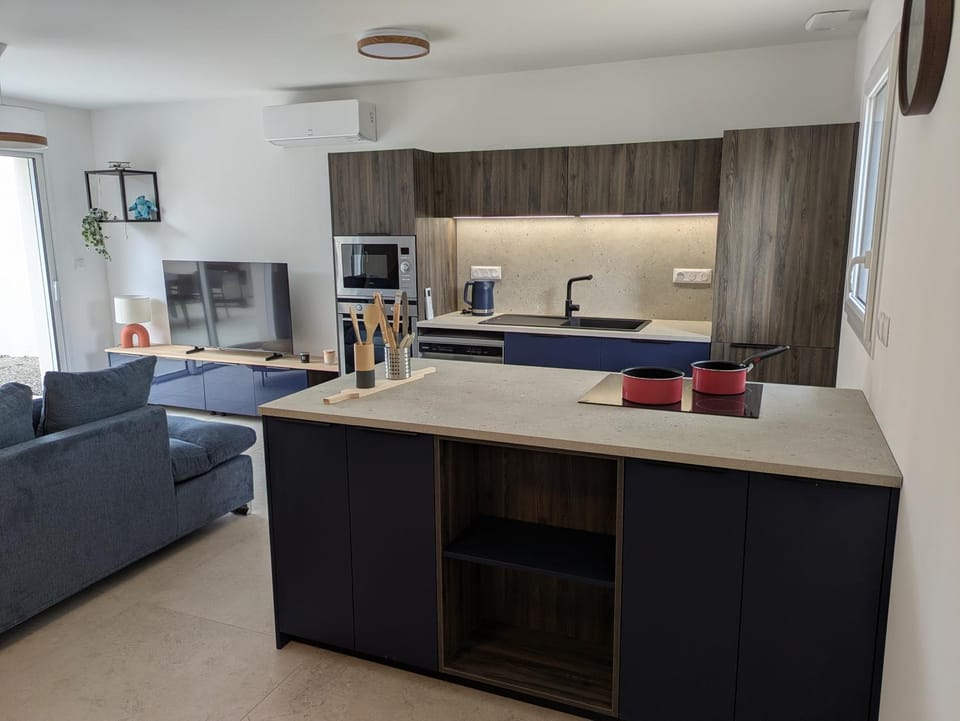 TV and multimedia, Kitchen or kitchenette, Living room, stove