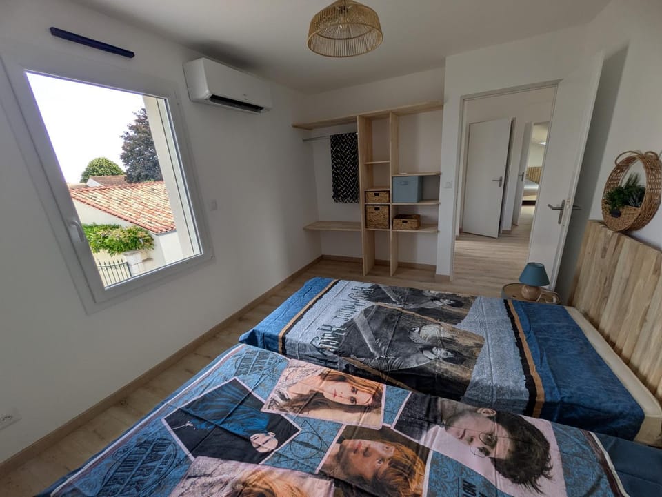Bed, Bedroom, air conditioner