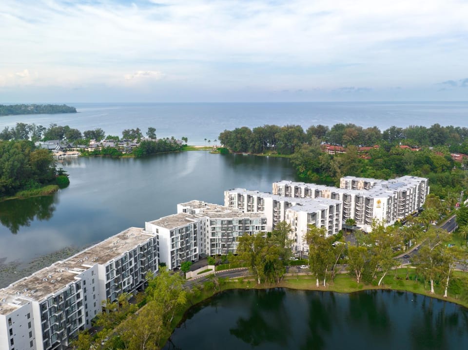 Property building, Natural landscape, Bird's eye view, Garden, Lake view, Sea view