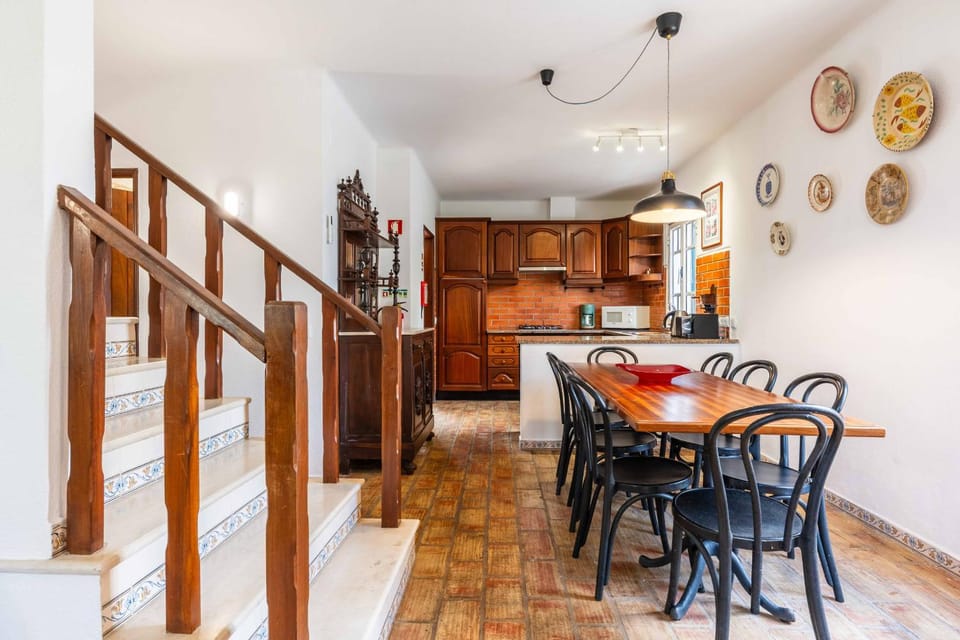 Kitchen or kitchenette, Seating area, Dining area, stove