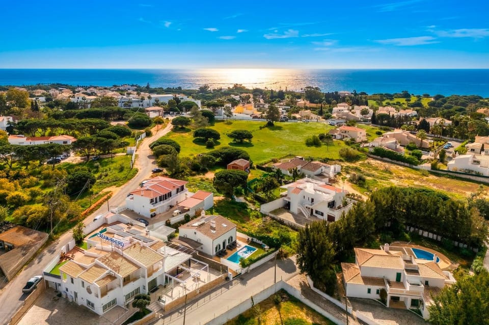 Property building, Neighbourhood, Bird's eye view, Swimming pool, Location