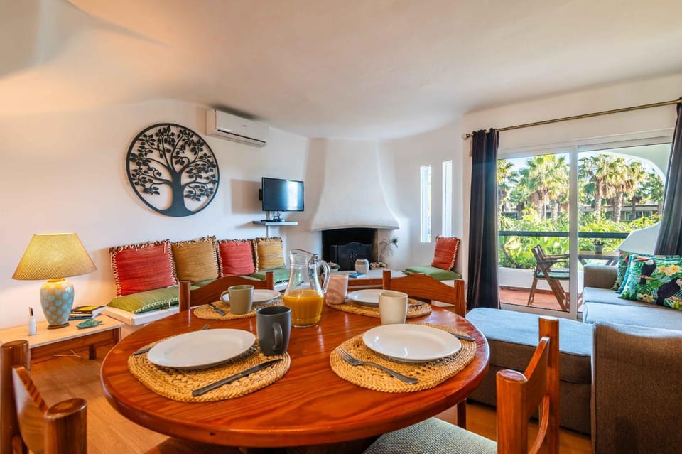 Communal lounge/ TV room, TV and multimedia, Living room, Seating area, Dining area, air conditioner