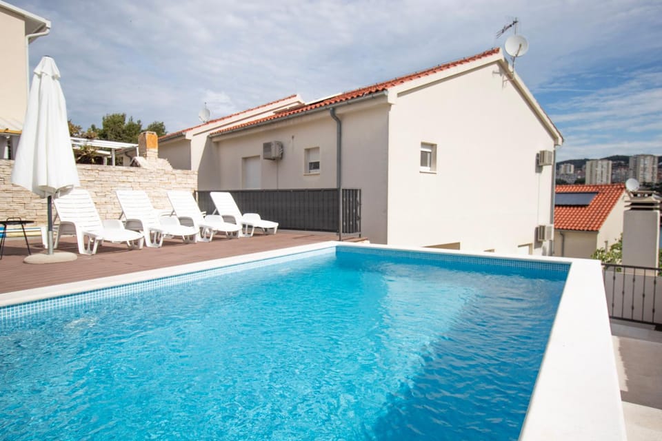 Property building, Patio, Day, Pool view, Swimming pool, Swimming pool, sunbed