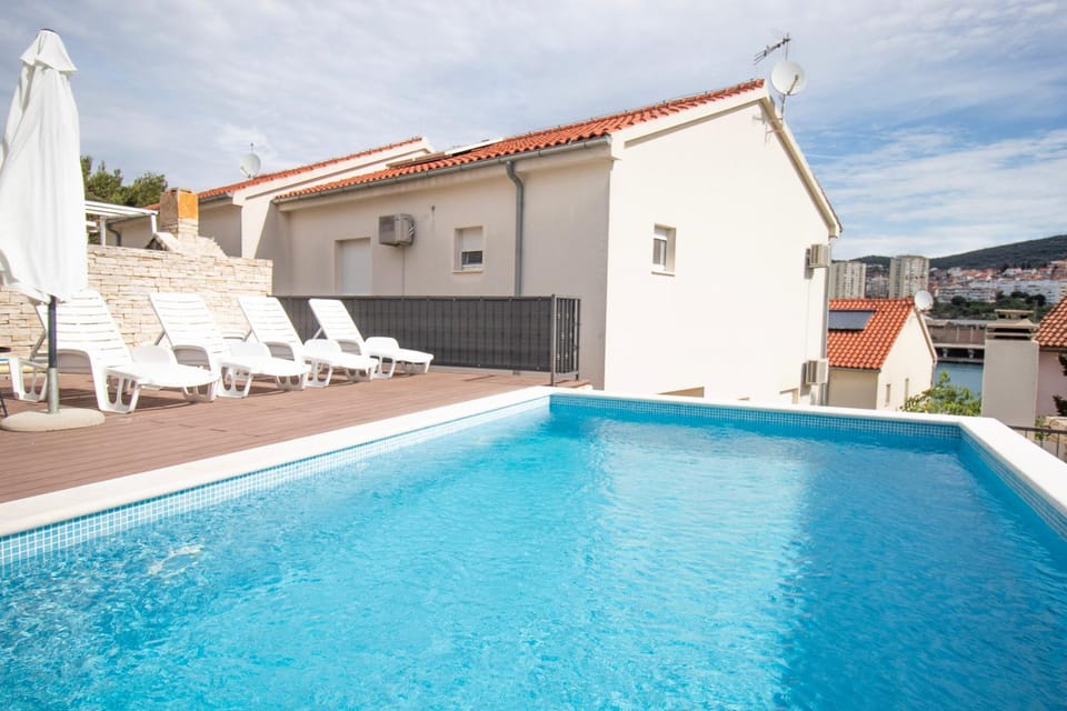 Property building, Patio, Day, Pool view, Swimming pool, Swimming pool, sunbed