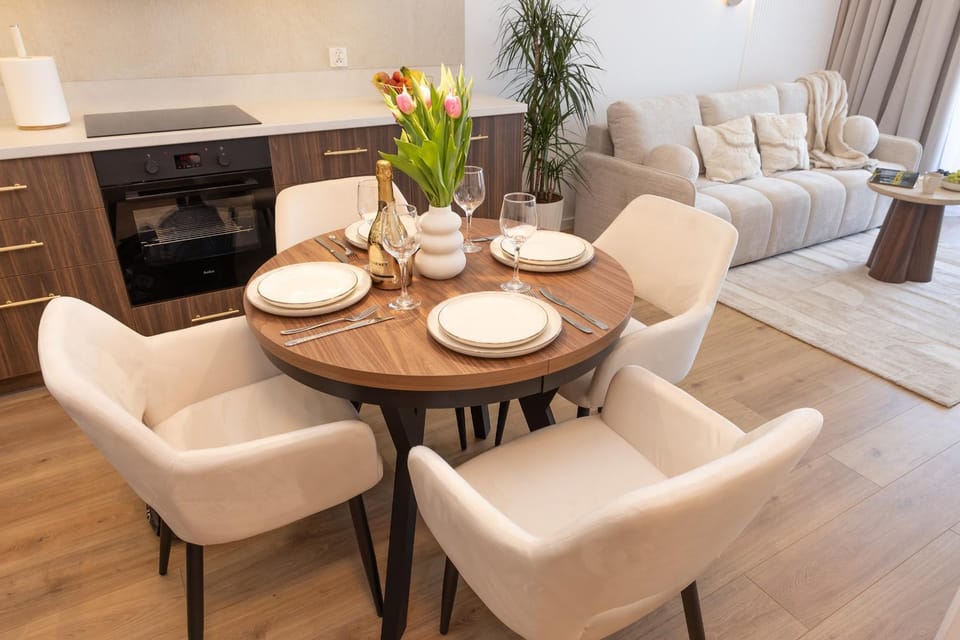 Kitchen or kitchenette, Living room, Seating area, Dining area