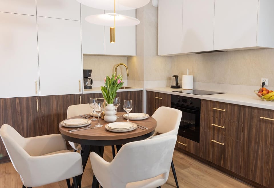 Coffee/tea facilities, Kitchen or kitchenette, Seating area, Dining area, microwave, stove