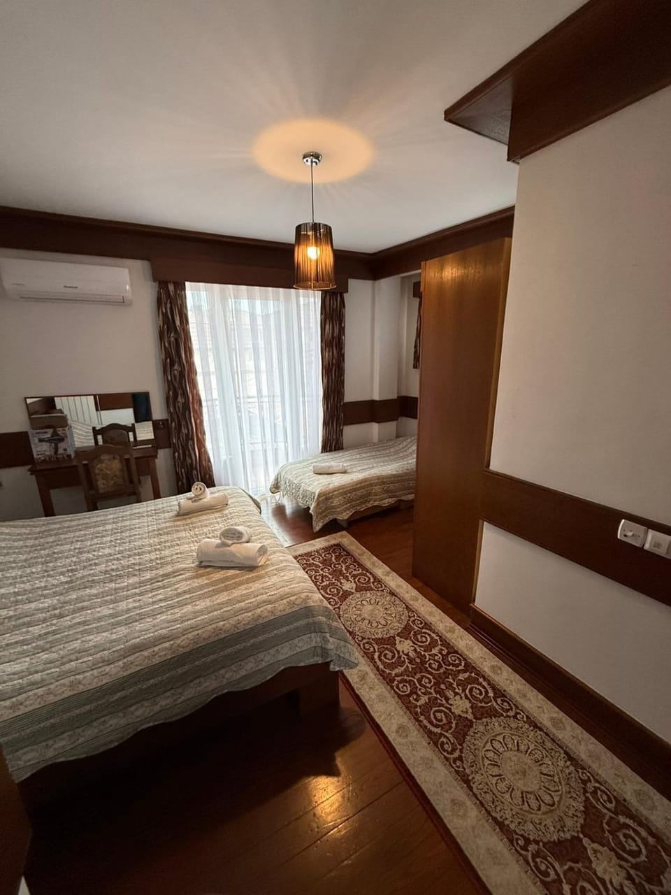 Bed, towels