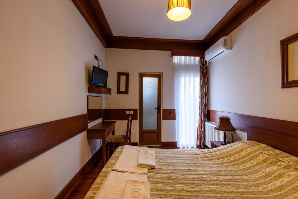 Bed, towels, air conditioner