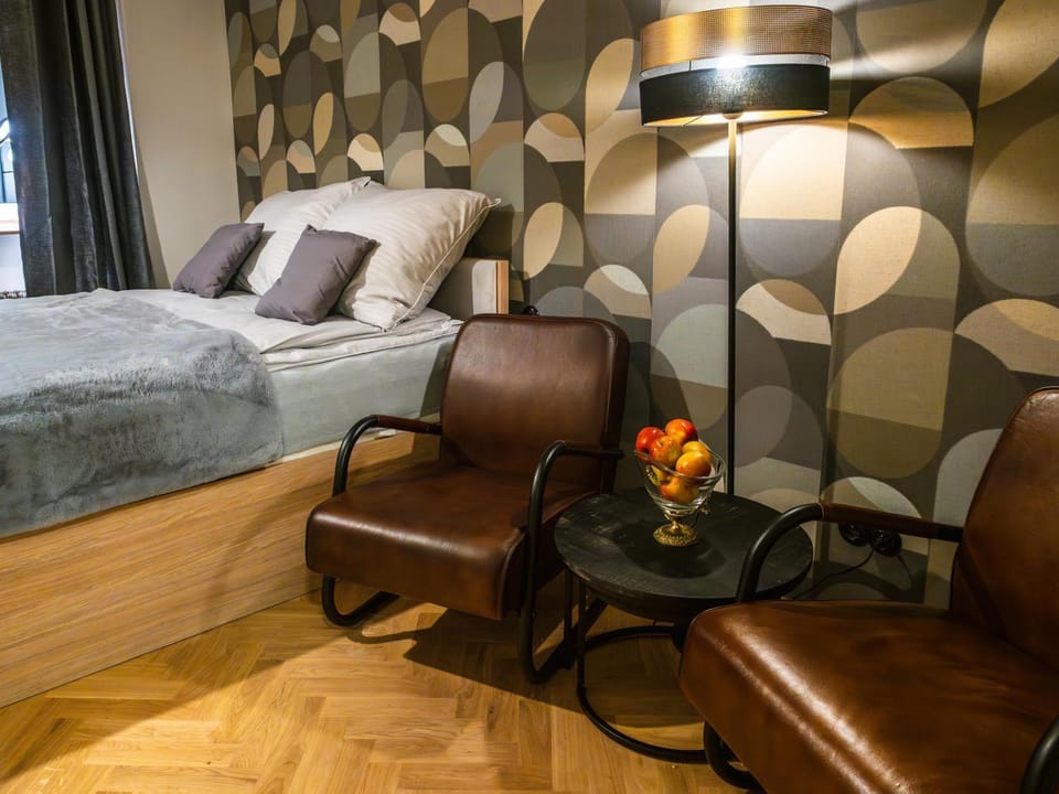 Bed, Seating area