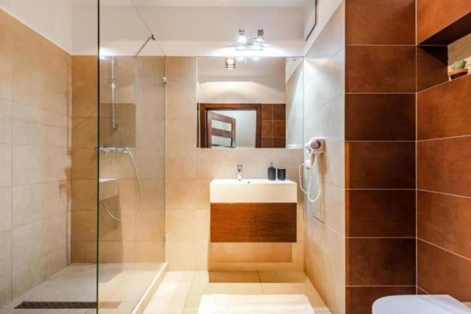 Shower, Toilet, towels