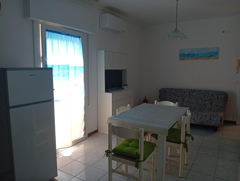 TV and multimedia, Balcony/Terrace, Dining area, heating, air conditioner