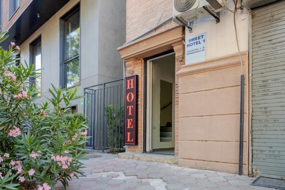 Property building, Facade/entrance, Day