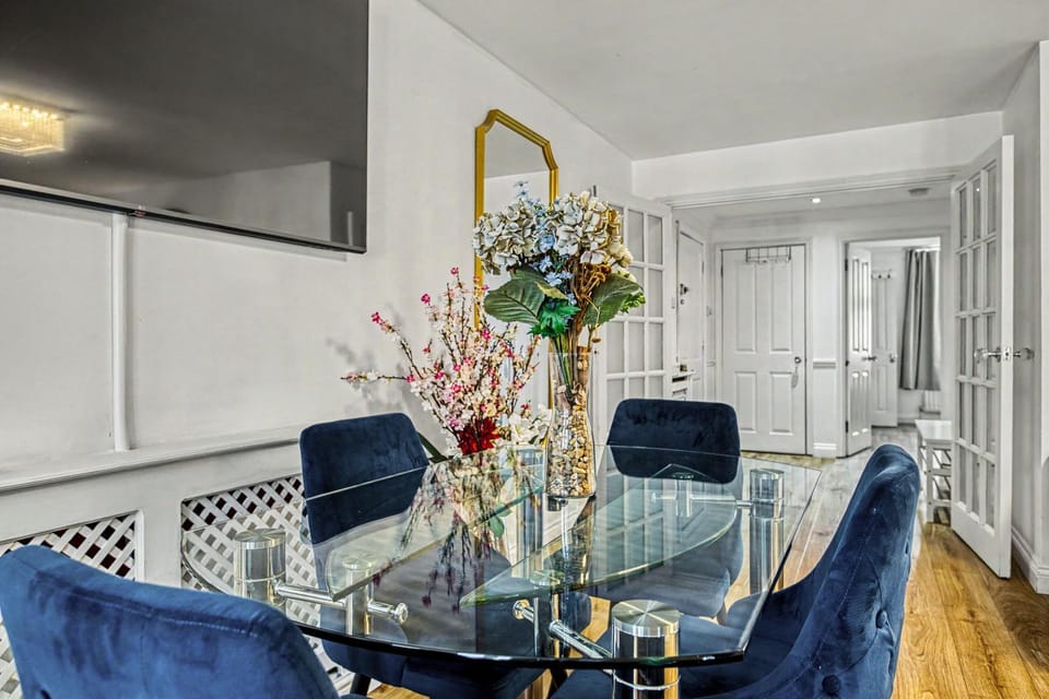 Spacious 2-Bed Home in the Heart of Mayfair Apartment in City of Westminster