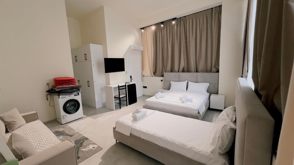 Bed, TV and multimedia, Photo of the whole room, Seating area, Bedroom, hair dryier, towels, wardrobe, washing machine, air conditioner