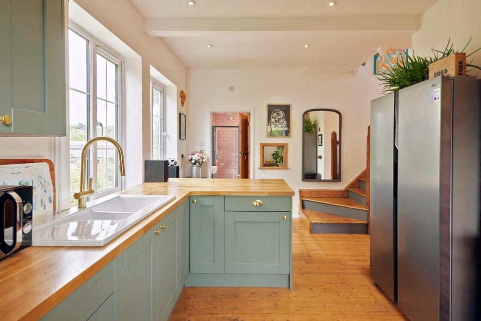 Stunning 4-Bed Riverside Retreat with Hot Tub House in Norwich