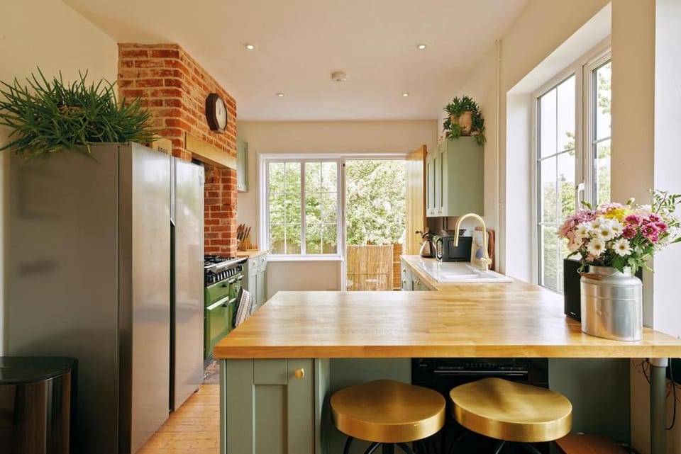 Stunning 4-Bed Riverside Retreat with Hot Tub House in Norwich
