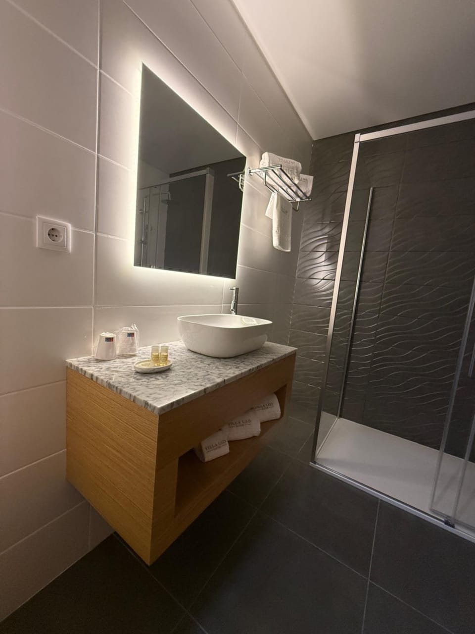 Shower, Bathroom, towels