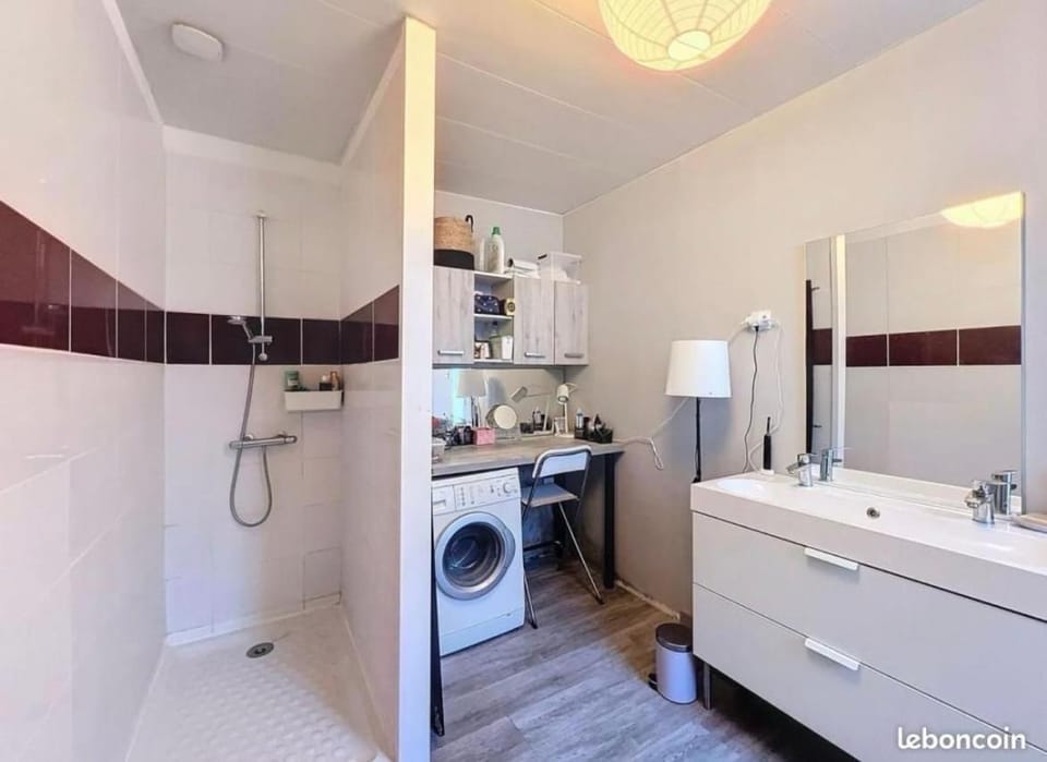 Bathroom, washing machine
