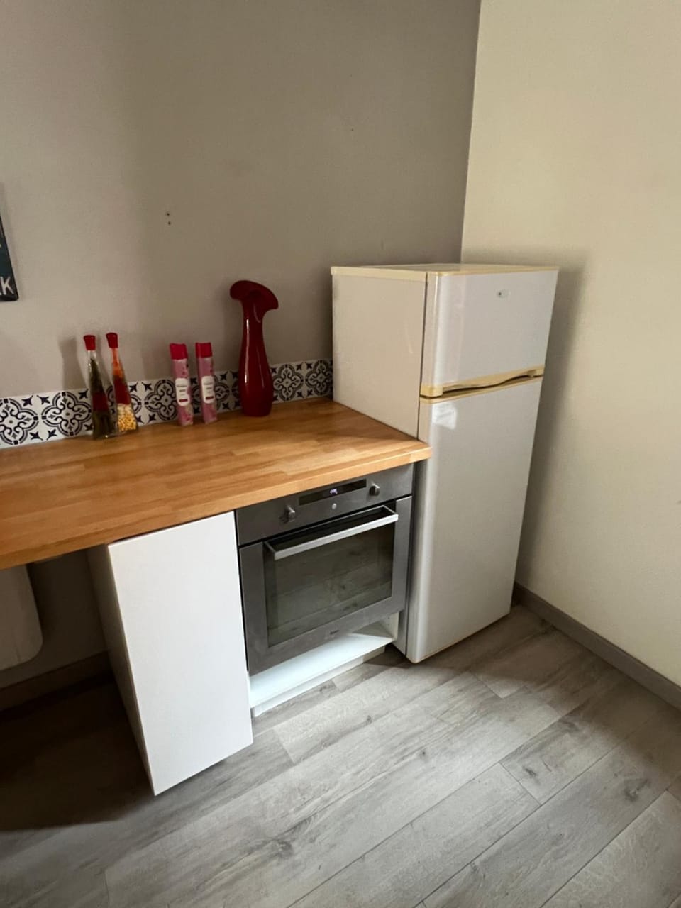 Kitchen or kitchenette, oven