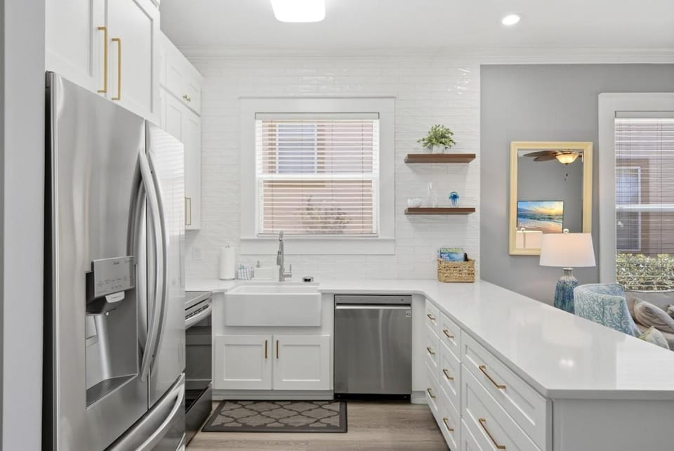 Kitchen or kitchenette, dishwasher, oven