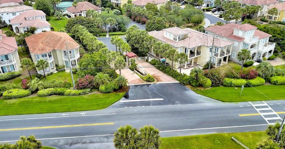 Knot Fergotten at 343 La Valencia House in Sunnyside