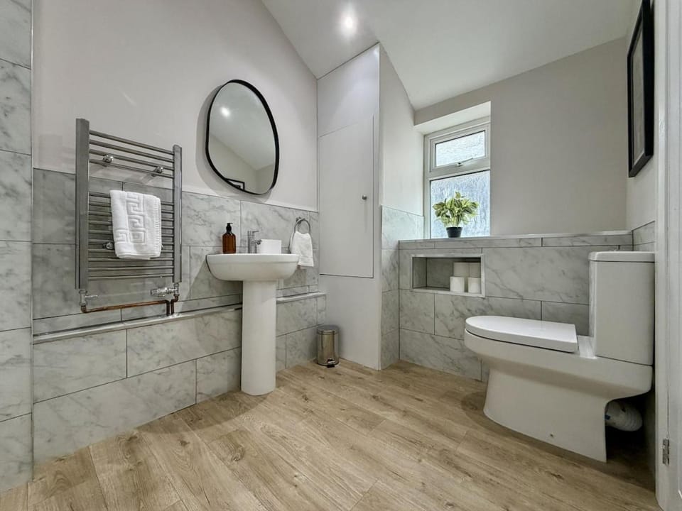 Hazel, Spacious 3-Bed Home Apartment in Merthyr Tydfil