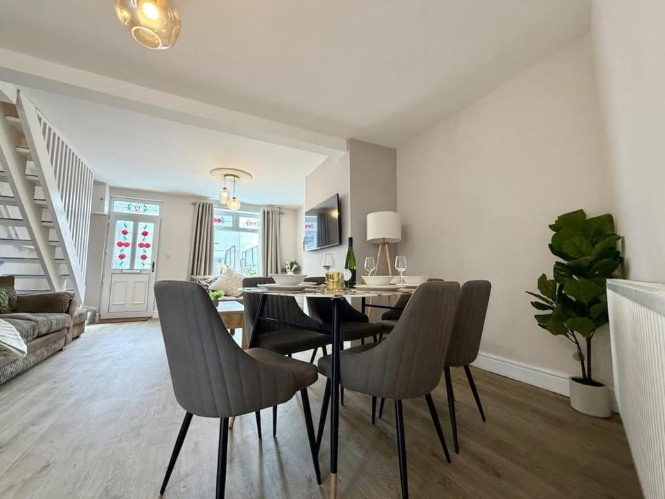 Hazel, Spacious 3-Bed Home Apartment in Merthyr Tydfil