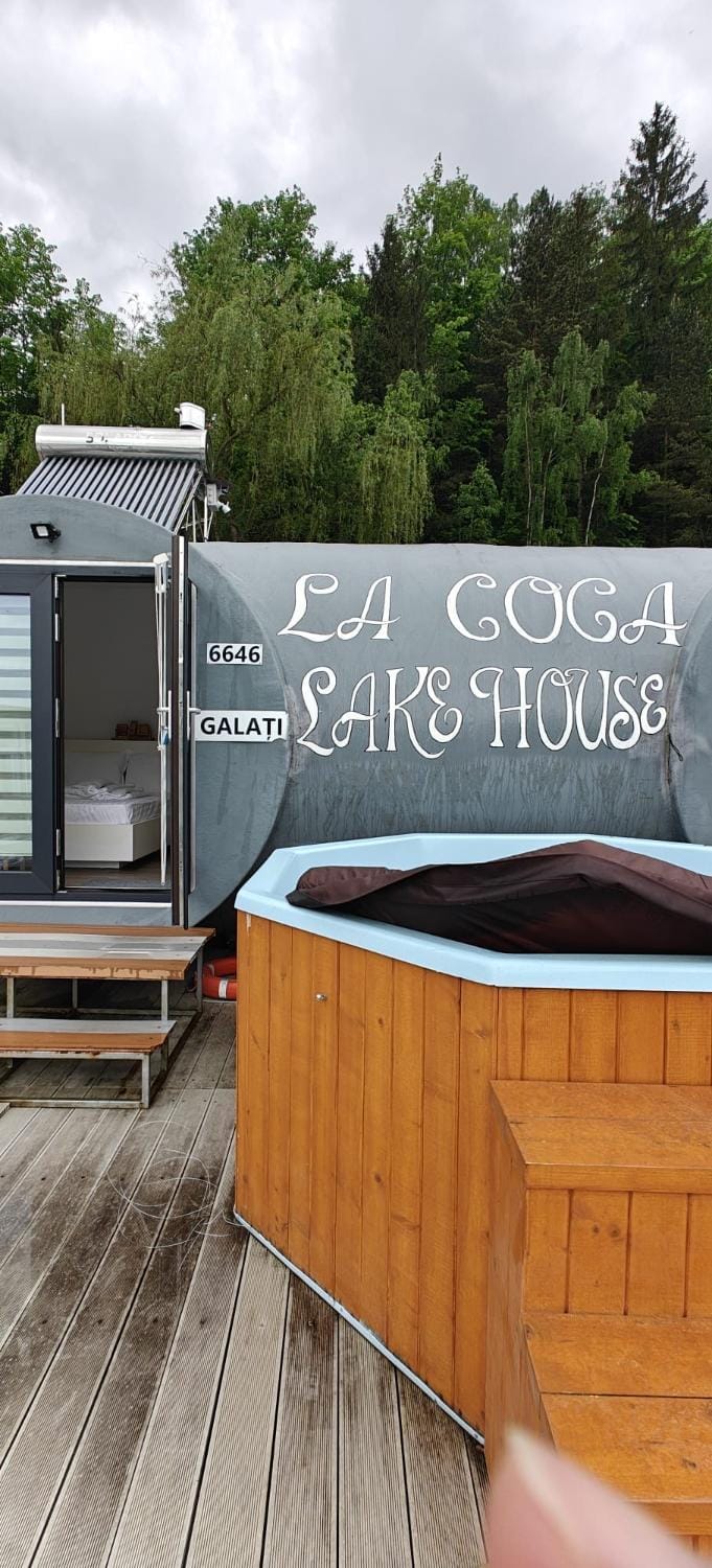 La Coca Lake House House in Romania