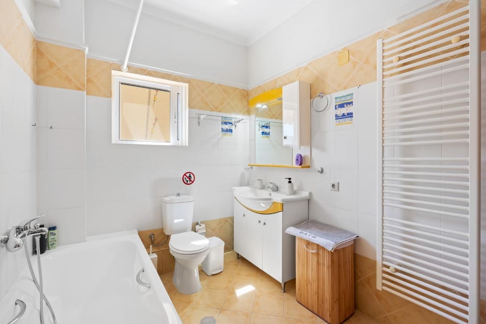 Shower, Toilet, Bathroom, Bath, towels