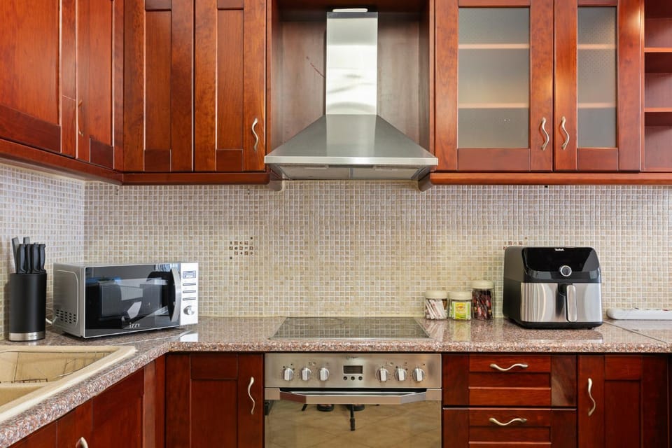 Coffee/tea facilities, Kitchen or kitchenette, stove