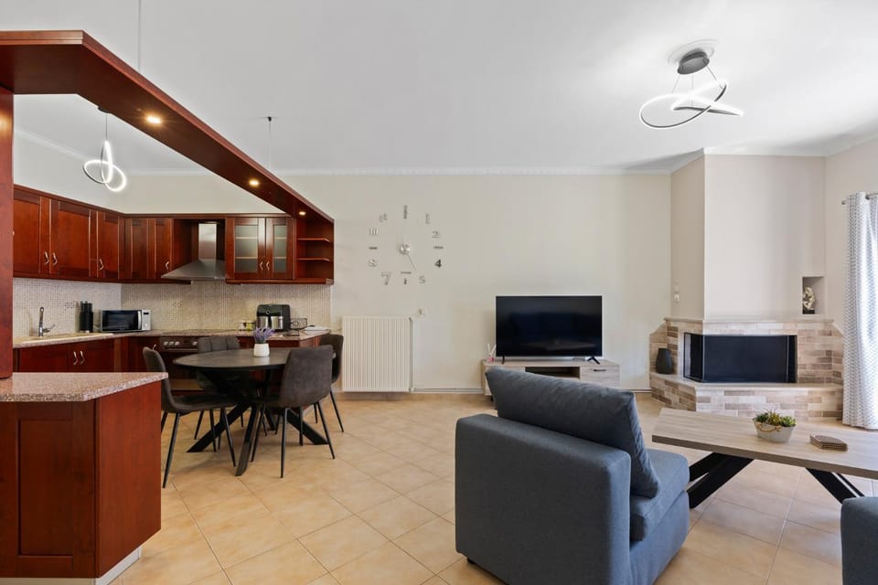 Communal lounge/ TV room, TV and multimedia, Kitchen or kitchenette, Living room, Seating area, Dining area, fireplace, oven, stove, toaster
