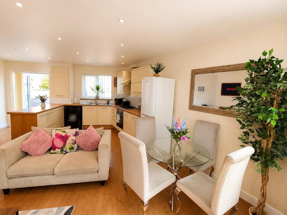 Stylish Leamington Spa Home, Free Parking, Netflix, Disney, Superfast WiFi House in Royal Leamington Spa